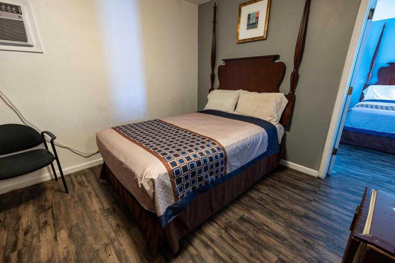 American Inn & Suites รัสเซลล์วิลล์ ภายนอก รูปภาพ