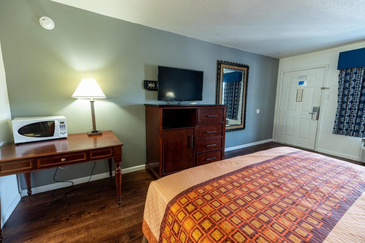 American Inn & Suites รัสเซลล์วิลล์ ภายนอก รูปภาพ