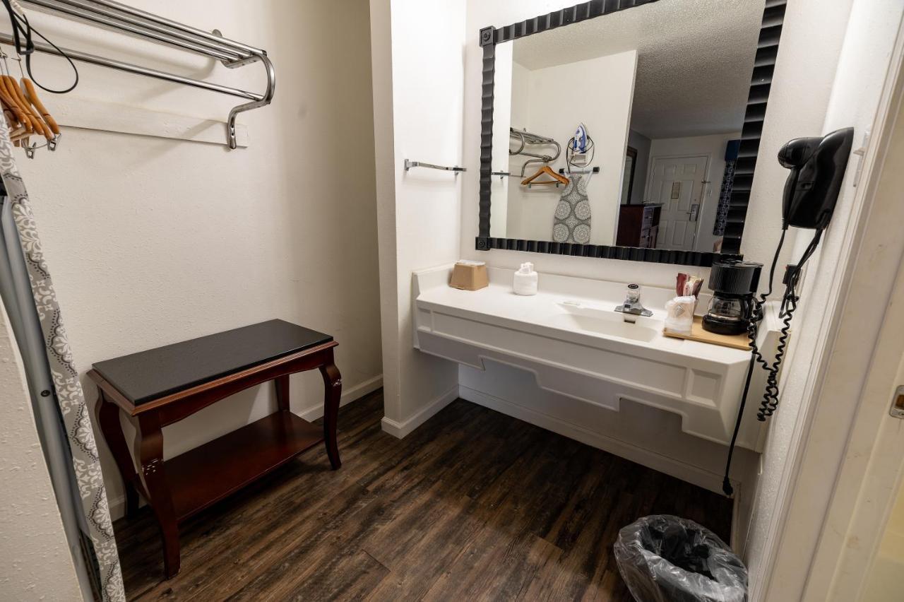 American Inn & Suites รัสเซลล์วิลล์ ภายนอก รูปภาพ