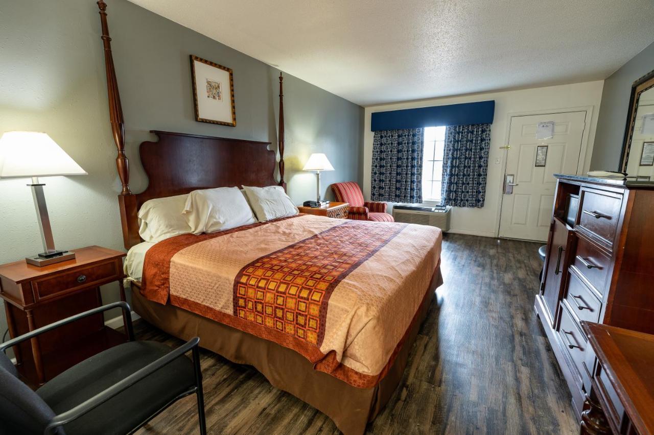 American Inn & Suites รัสเซลล์วิลล์ ภายนอก รูปภาพ