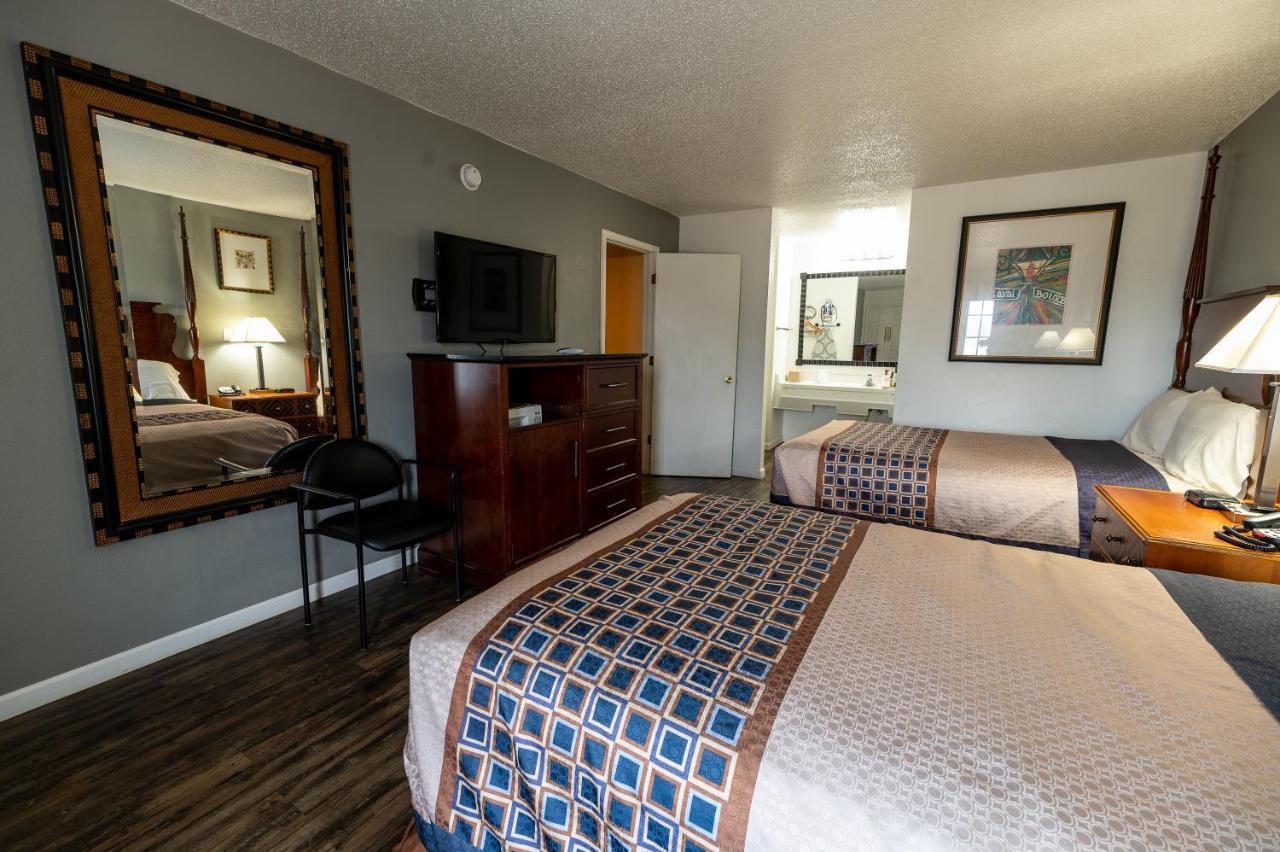 American Inn & Suites รัสเซลล์วิลล์ ภายนอก รูปภาพ