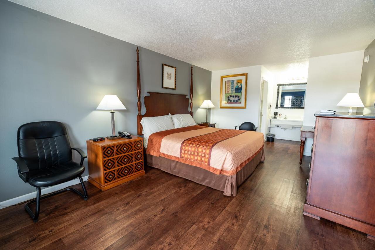 American Inn & Suites รัสเซลล์วิลล์ ภายนอก รูปภาพ