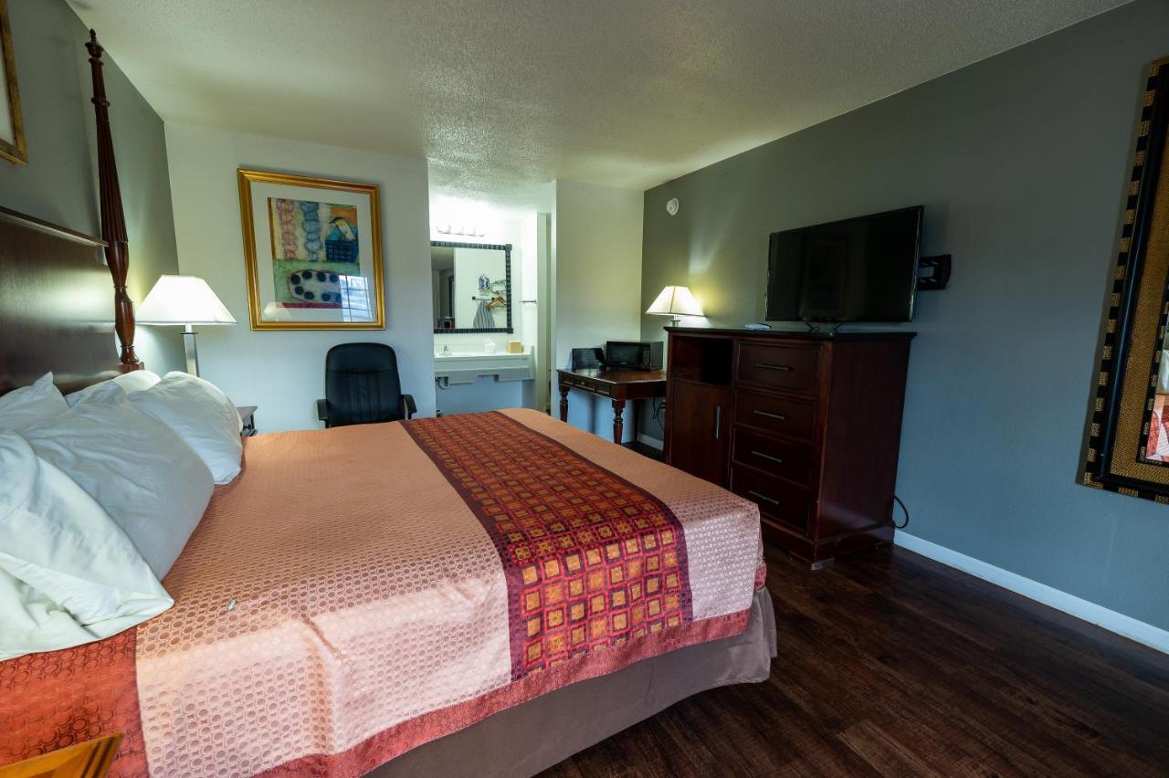 American Inn & Suites รัสเซลล์วิลล์ ภายนอก รูปภาพ
