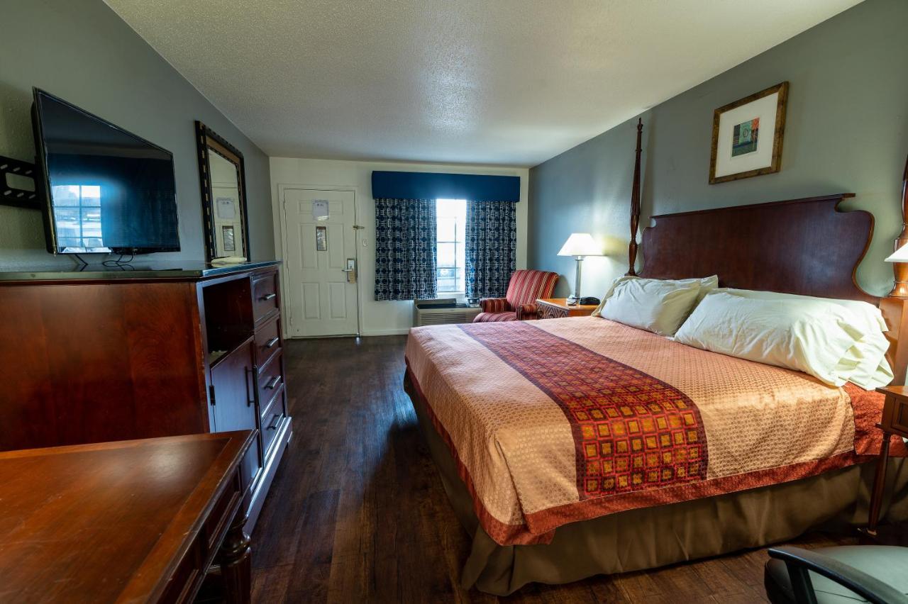 American Inn & Suites รัสเซลล์วิลล์ ภายนอก รูปภาพ
