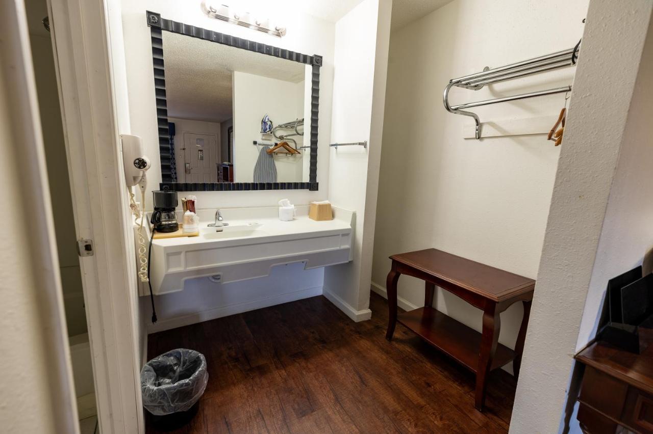 American Inn & Suites รัสเซลล์วิลล์ ภายนอก รูปภาพ